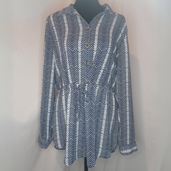 Charlotte Russe Tops - Charlotte Russe Navy & White Geometric Print Blouse